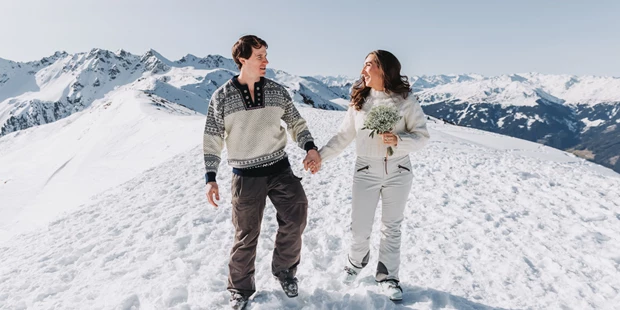 Hochzeitsfotos - Art des Shootings: Hochzeits Shooting - Appenzell - Das Brautpaar beim Paarshooting in den Bergen auf ihrer Winterhochzeit in Tirol - Sophia Eerden