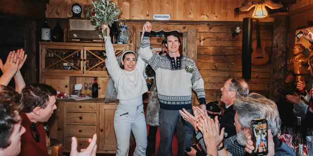 Hochzeitsfotos - Art des Shootings: Hochzeits Shooting - Appenzell - Das Brautpaar hat geheiratet und feiert in der Stube - Sophia Eerden