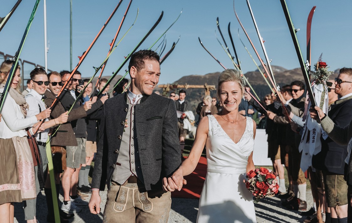 Hochzeitsfotograf: Feierlicher Auszug bei einer freien Trauung auf der Sonnalm in Kitzbühel - Sophia Eerden