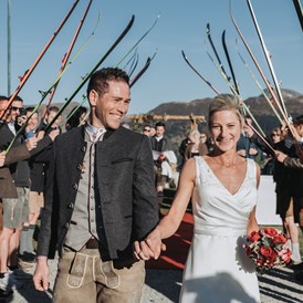 Hochzeitsfotograf: Feierlicher Auszug bei einer freien Trauung auf der Sonnalm in Kitzbühel - Sophia Eerden