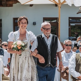 Hochzeitsfotograf: Einzug der Braut mit ihrem Vater. Hochzeit beim Kitzhof in Kitzbühel. - Sophia Eerden