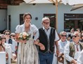 Hochzeitsfotograf: Einzug der Braut mit ihrem Vater. Hochzeit beim Kitzhof in Kitzbühel. - Sophia Eerden