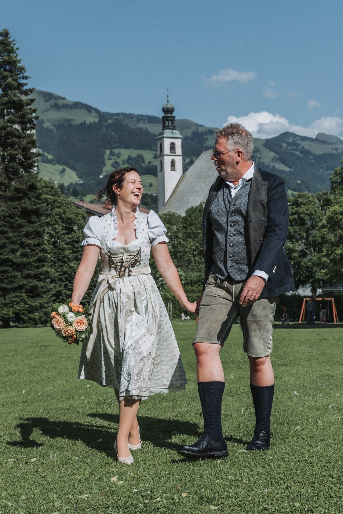 Hochzeitsfotograf: Brautpaar beim Fotoshooting nach der freien Trauung in Kitzbühel - Sophia Eerden