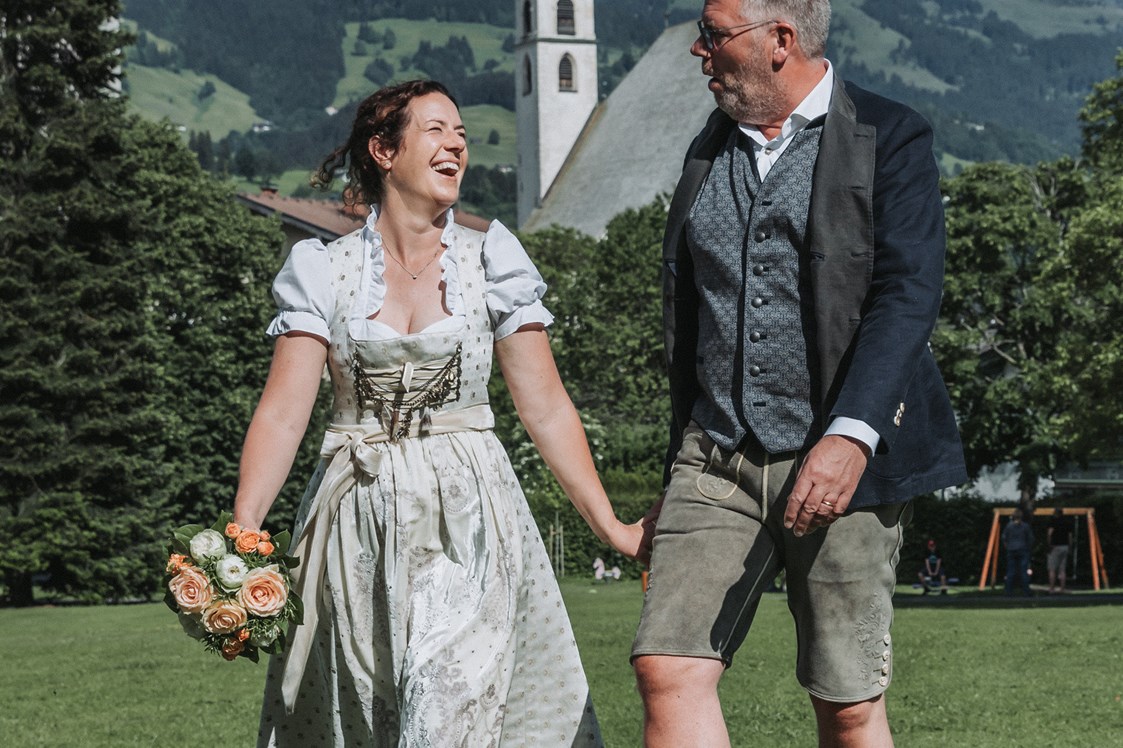 Hochzeitsfotograf: Brautpaar beim Fotoshooting nach der freien Trauung in Kitzbühel - Sophia Eerden
