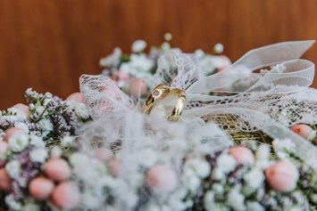 Hochzeitsfotograf: Detailaufnahme der Ringe des Brautpaars - Sophia Eerden