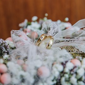 Hochzeitsfotograf: Detailaufnahme der Ringe des Brautpaars - Sophia Eerden