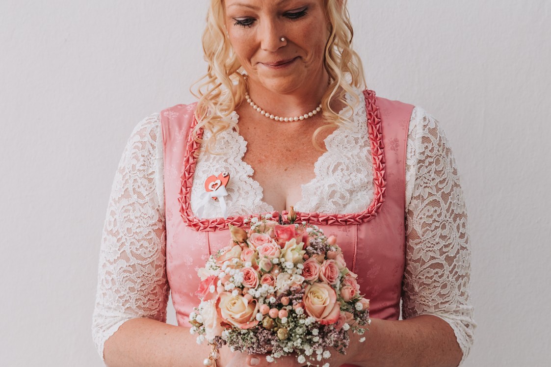 Hochzeitsfotograf: Braut und ihr Brautstrauß beim Paarshooting in Kitzbühel - Sophia Eerden