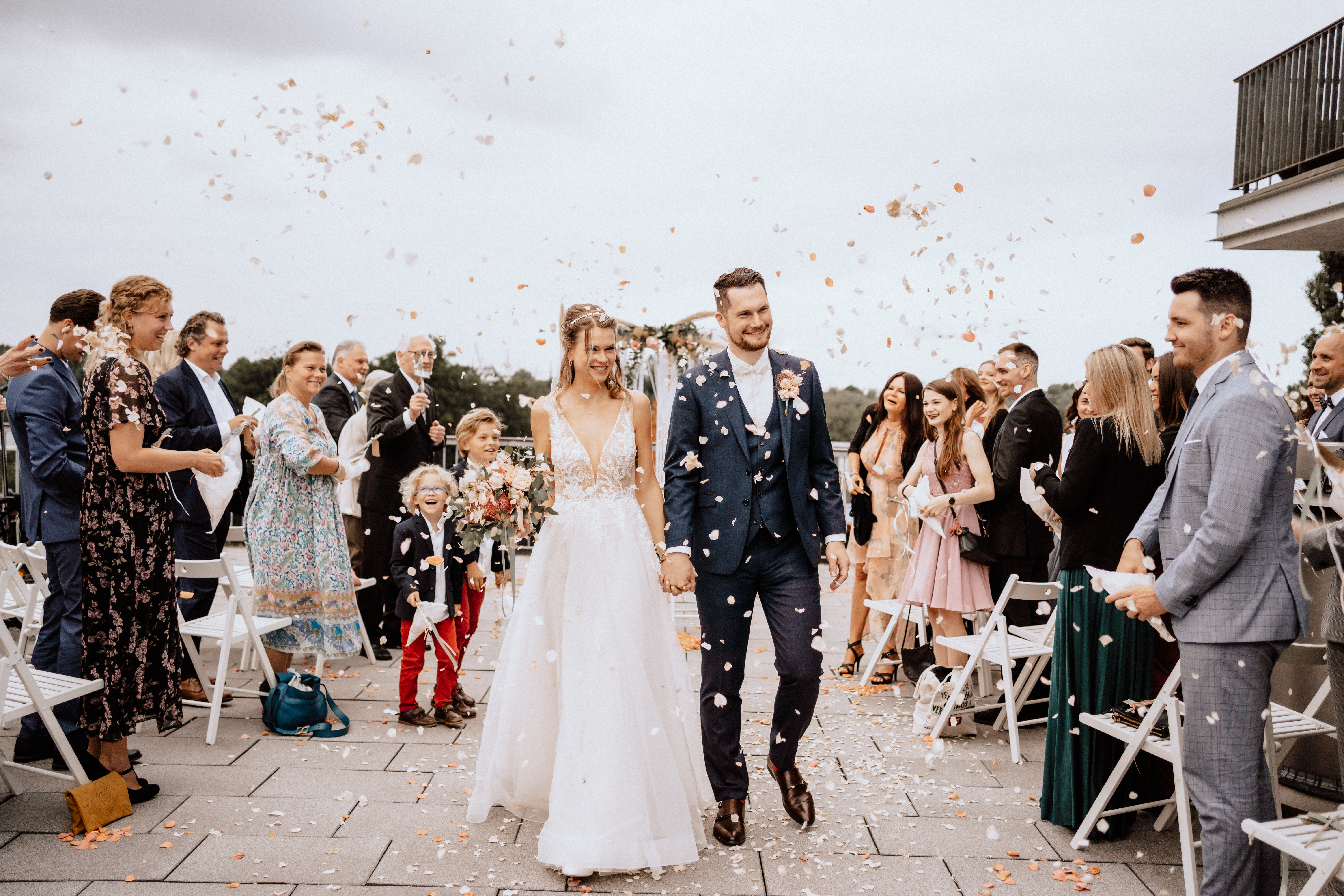 Hochzeitsfotos - Neumünster - Brautauszug nach einer Hochzeit im Hansekai - Sonam Königsmark | Hochzeitsfotograf Hamburg
