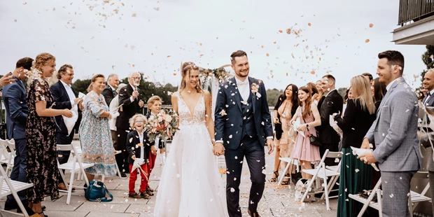 Hochzeitsfotos - Art des Shootings: Hochzeits Shooting - Marne - Brautauszug nach einer Hochzeit im Hansekai - Sonam Königsmark | Hochzeitsfotograf Hamburg