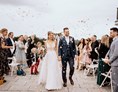 Hochzeitsfotograf: Brautauszug nach einer Hochzeit im Hansekai - Sonam Königsmark | Hochzeitsfotograf Hamburg