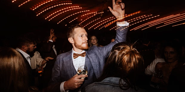 Hochzeitsfotos - Art des Shootings: Hochzeits Shooting - Marne - Bräutigam auf der abendlichen Hochzeitsparty - Sonam Königsmark | Hochzeitsfotograf Hamburg