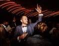 Hochzeitsfotograf: Bräutigam auf der abendlichen Hochzeitsparty - Sonam Königsmark | Hochzeitsfotograf Hamburg