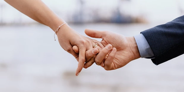 Hochzeitsfotos - Art des Shootings: Hochzeits Shooting - Marne - Detailfoto einer Hochzeit am Elbstrand - Sonam Königsmark | Hochzeitsfotograf Hamburg