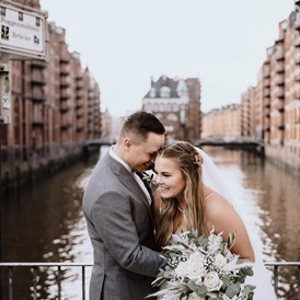 Hochzeitsfotograf: Brautpaar vor dem Wasserschloss in der Speicherstadt - Sonam Königsmark | Hochzeitsfotograf Hamburg