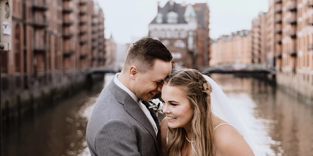 Hochzeitsfotos - Art des Shootings: Hochzeits Shooting - Marne - Brautpaar vor dem Wasserschloss in der Speicherstadt - Sonam Königsmark | Hochzeitsfotograf Hamburg