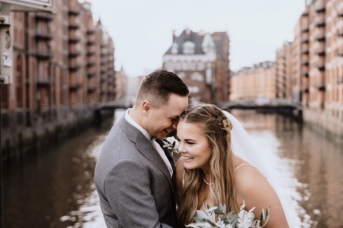 Hochzeitsfotograf: Brautpaar vor dem Wasserschloss in der Speicherstadt - Sonam Königsmark | Hochzeitsfotograf Hamburg