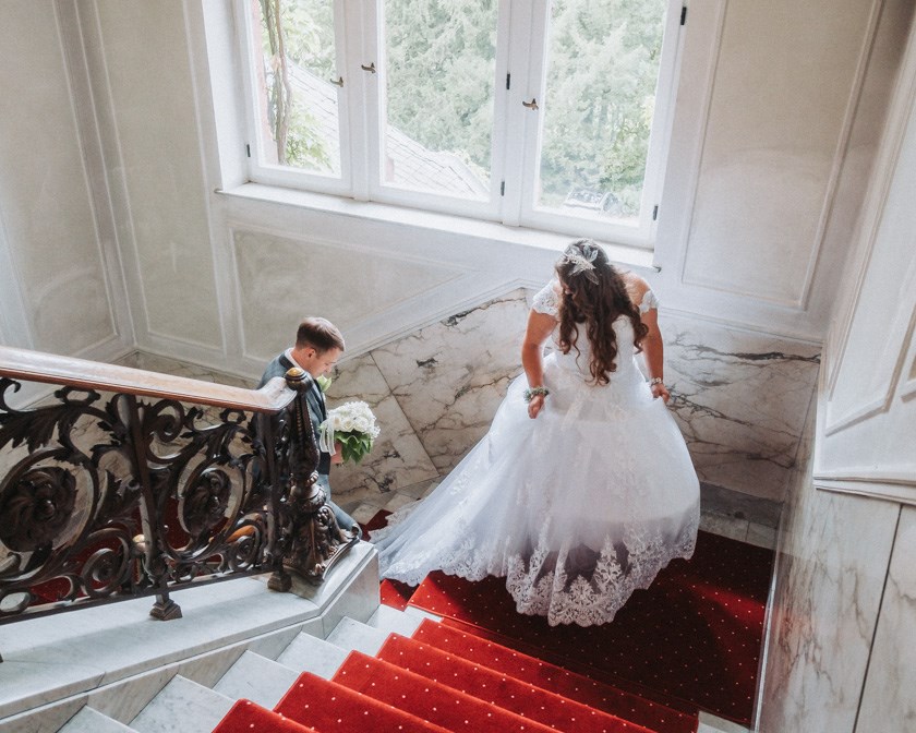Hochzeitsfotograf: Authentischer Schnappschuss aus der Situation heraus auf der Treppe :) - Jean Visuals