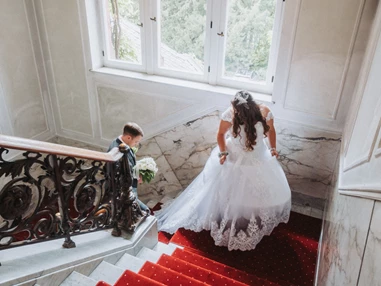 Hochzeitsfotograf: Authentischer Schnappschuss aus der Situation heraus auf der Treppe :) - Jean Visuals