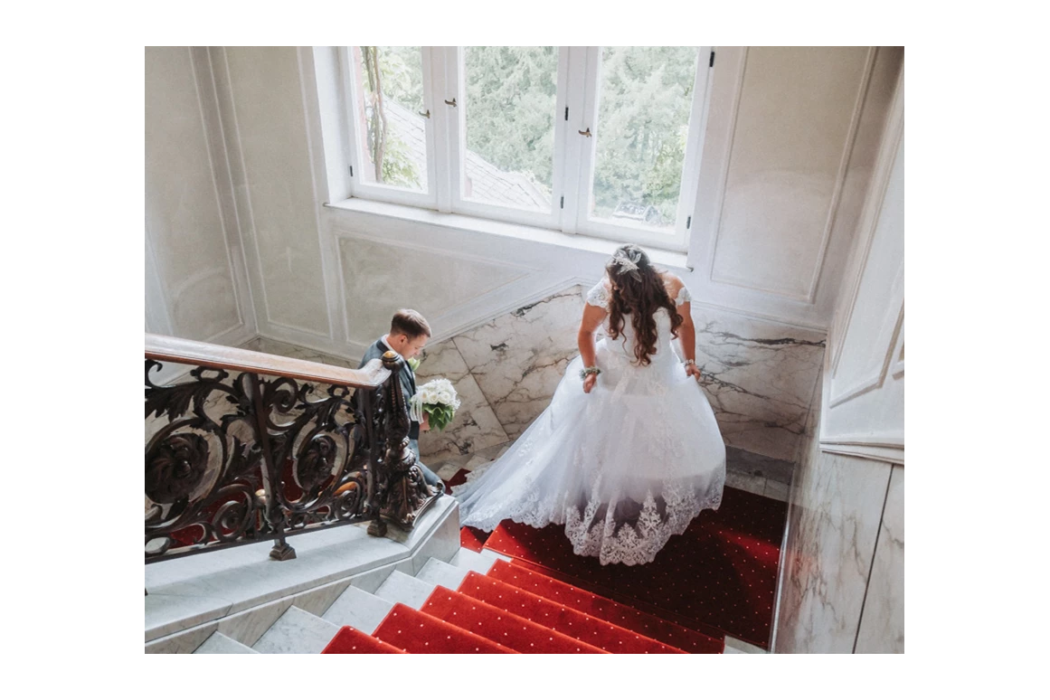 Hochzeitsfotograf: Authentischer Schnappschuss aus der Situation heraus auf der Treppe :) - Jean Visuals