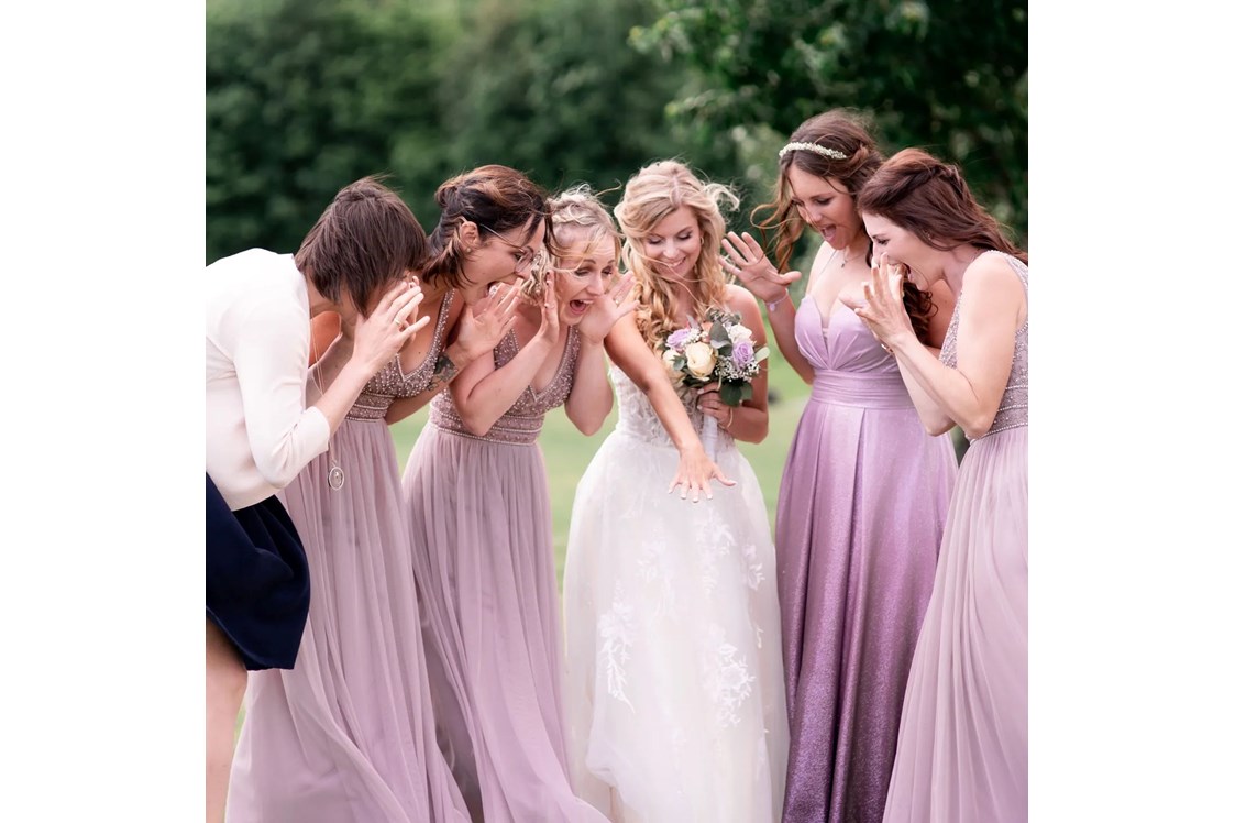 Hochzeitsfotograf: Eine Braut umringt von ihren Brautjungfern - Timescape by Malina - Erinnerungen für die Ewigkeit