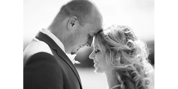 Hochzeitsfotos - Art des Shootings: Trash your Dress - Maria-Lanzendorf - Das Brautpaar, Stirn an Stirn, dem Moment genießend - Timescape by Malina - Erinnerungen für die Ewigkeit