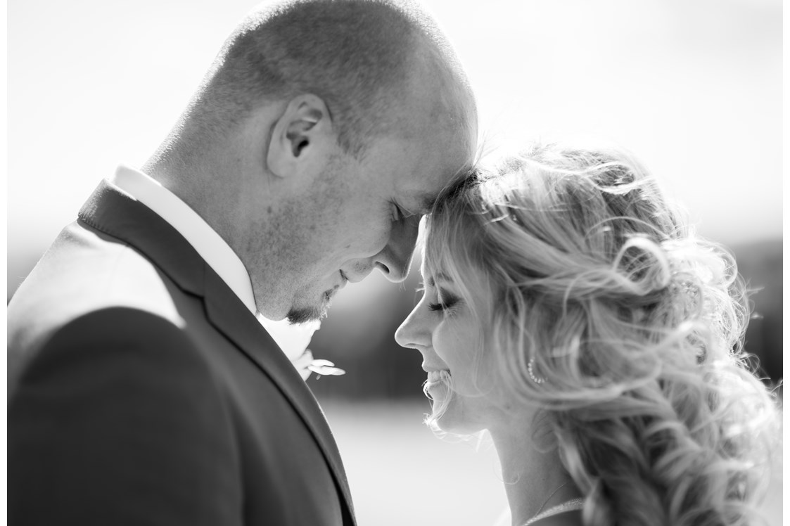 Hochzeitsfotograf: Das Brautpaar, Stirn an Stirn, dem Moment genießend - Timescape by Malina - Erinnerungen für die Ewigkeit