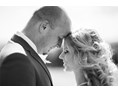 Hochzeitsfotograf: Das Brautpaar, Stirn an Stirn, dem Moment genießend - Timescape by Malina - Erinnerungen für die Ewigkeit