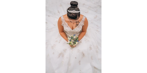 Hochzeitsfotos - Art des Shootings: Trash your Dress - Maria-Lanzendorf - Eine Braut, von oben runterfotografiert, am Boden sitzend, umringt von ihrem Brautkleid - Timescape by Malina - Erinnerungen für die Ewigkeit