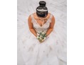 Hochzeitsfotograf: Eine Braut, von oben runterfotografiert, am Boden sitzend, umringt von ihrem Brautkleid - Timescape by Malina - Erinnerungen für die Ewigkeit