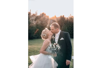 Hochzeitsfotograf: Ein Brautpaar, küssend zum Sonnenuntergang - Timescape by Malina - Erinnerungen für die Ewigkeit