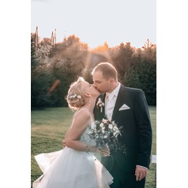 Hochzeitsfotograf: Ein Brautpaar, küssend zum Sonnenuntergang - Timescape by Malina - Erinnerungen für die Ewigkeit