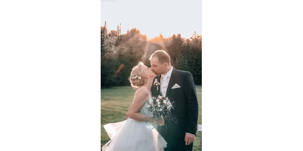 Hochzeitsfotos - Art des Shootings: Trash your Dress - Maria-Lanzendorf - Ein Brautpaar, küssend zum Sonnenuntergang - Timescape by Malina - Erinnerungen für die Ewigkeit