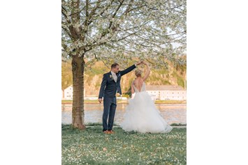 Hochzeitsfotograf: Ein Brautpaar tanzt unter einem blühenden Kirschbaum - Timescape by Malina - Erinnerungen für die Ewigkeit