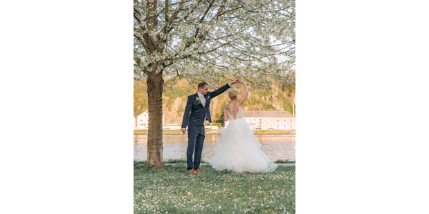 Hochzeitsfotos - Art des Shootings: Trash your Dress - Maria-Lanzendorf - Ein Brautpaar tanzt unter einem blühenden Kirschbaum - Timescape by Malina - Erinnerungen für die Ewigkeit