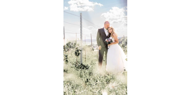 Hochzeitsfotos - Art des Shootings: Trash your Dress - Maria-Lanzendorf - Ein Brautpaar zwischen Weinreben - Timescape by Malina - Erinnerungen für die Ewigkeit