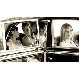 Hochzeitsfotograf: Vier Brautjungfern sitzen im Brautauto, ein wunderschöner Rolls Royce. - August Lechner
