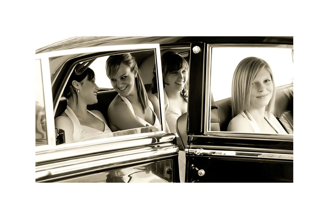 Hochzeitsfotograf: Vier Brautjungfern sitzen im Brautauto, ein wunderschöner Rolls Royce. - August Lechner