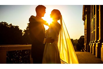Hochzeitsfotograf: Brautpaar im Sonnenuntergang. Schloß Schönbrunn in Wien. - August Lechner