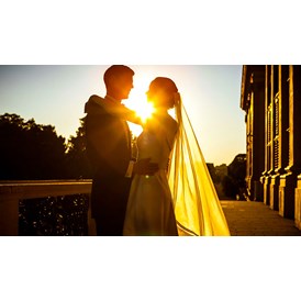 Hochzeitsfotograf: Brautpaar im Sonnenuntergang. Schloß Schönbrunn in Wien. - August Lechner