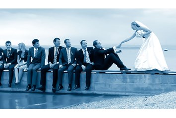 Hochzeitsfotograf: Braut und Bräutigam mit Freunden am Neusiedlersee. - August Lechner