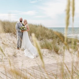 Hochzeitsfotograf: Hochzeit am Strand von Dierhagen auf dem Darss an der Ostsee - Viktoria Zehbe