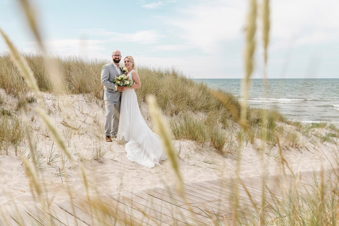 Hochzeitsfotograf: Hochzeit am Strand von Dierhagen auf dem Darss an der Ostsee - Viktoria Zehbe