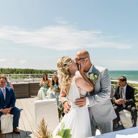 Hochzeitsfotograf: Trauung auf der Dachterrasse mit Blick auf die Ostsee - Viktoria Zehbe