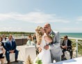 Hochzeitsfotograf: Trauung auf der Dachterrasse mit Blick auf die Ostsee - Viktoria Zehbe