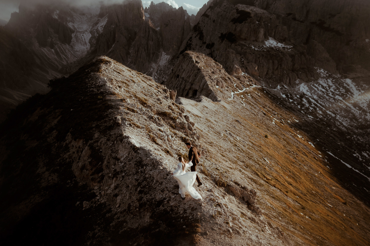 Hochzeitsfotos - Fotobox alleine buchbar - Niederösterreich - Brautpaar während ihrem Paarshooting in den Dolomiten - Reine Gefühlssache - Fotografie Verena Weißenabacher