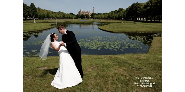 Hochzeitsfotos - Stralsund - Schwerin - Schlossgarten Fotoshooting mit Brautpaar - FOTO-PRESSE