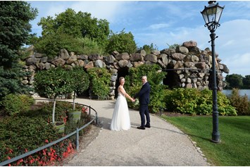 Hochzeitsfotograf: Brautpaarshooting im Burggarten am Schloss Schwerin  - FOTO-PRESSE