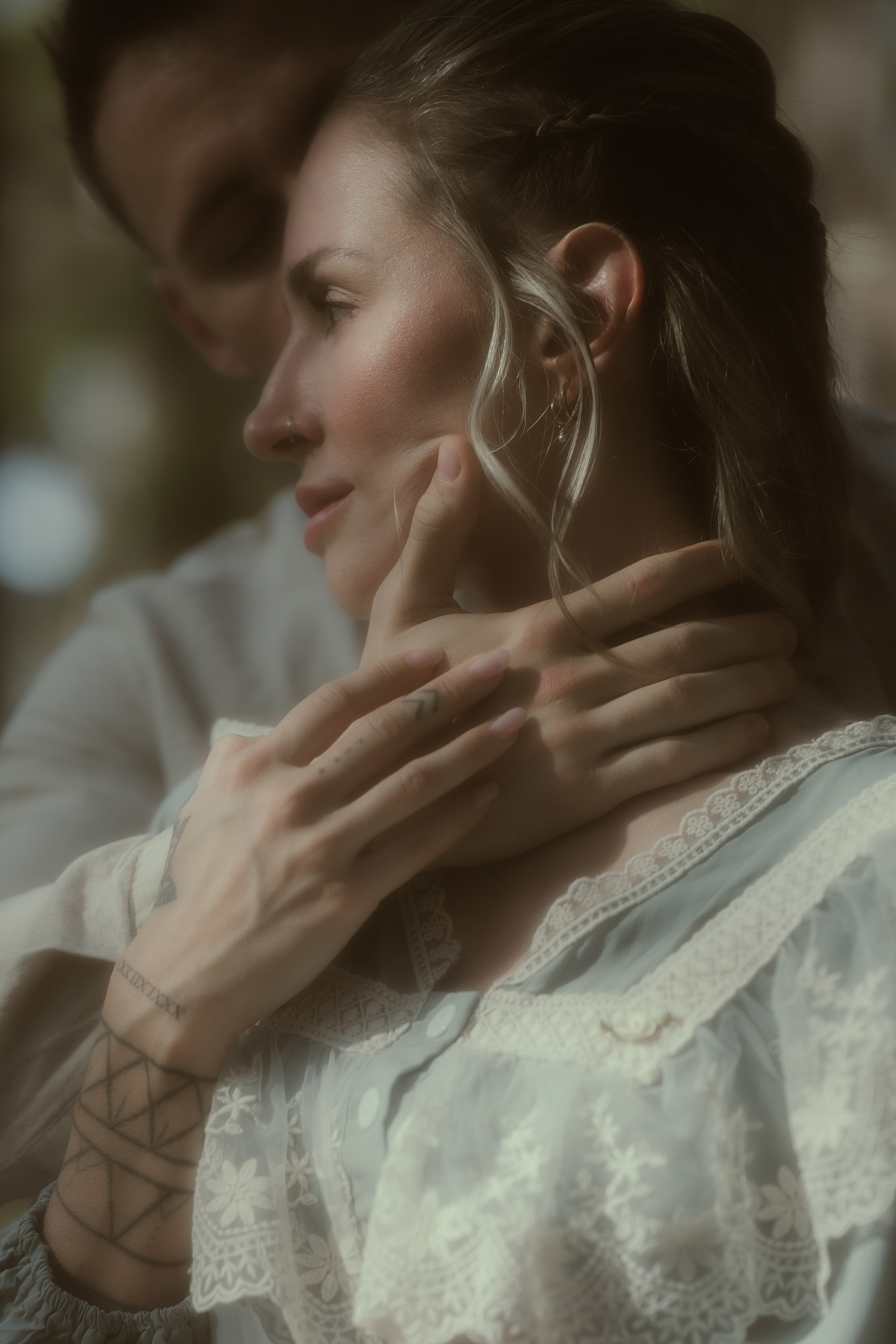 Hochzeitsfotos - Art des Shootings: Prewedding Shooting - Neumarkt am Wallersee - Romantisches Paarshooting im Wald  - RABENSCHWARZ ART