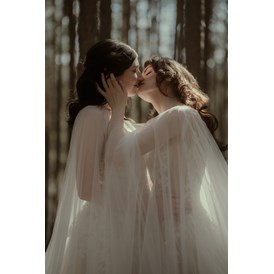 Hochzeitsfotograf: Paarshooting in Hochzeitskleidern im Wald - RABENSCHWARZ ART