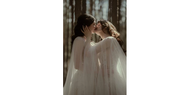 Hochzeitsfotos - PLZ 2361 (Österreich) - Paarshooting in Hochzeitskleidern im Wald - RABENSCHWARZ ART